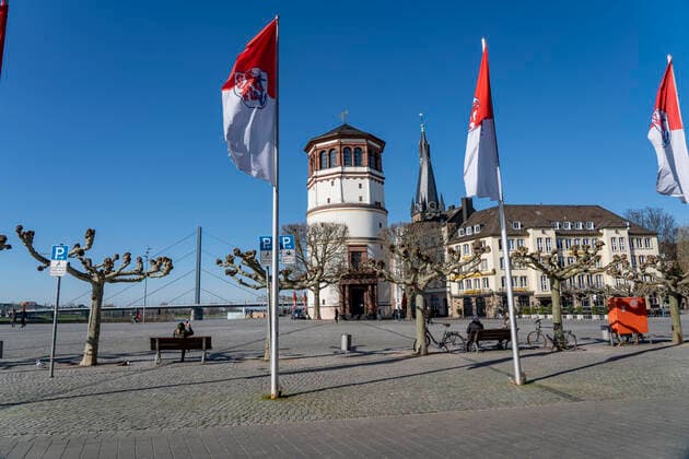 Leere Rheinufer Promenade, Folgen des Kontaktverbot, Auswirkungen der Coronavirus Pandemie in Deutschland, Düsseldorf
