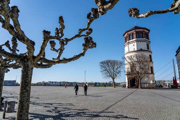Leere Rheinufer Promenade, Folgen des Kontaktverbot, Auswirkungen der Coronavirus Pandemie in Deutschland, Düsseldorf