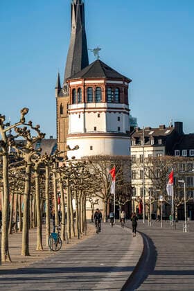 Leere Rheinufer Promenade, Folgen des Kontaktverbot, Auswirkungen der Coronavirus Pandemie in Deutschland, Düsseldorf