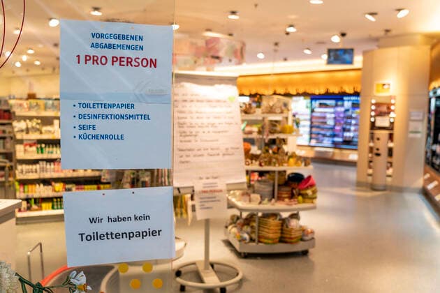 DM Drogeriemarkt, Hinweisschilder am Eingang, Kein Toilettenpapier, nur ein Hygiene Produkt pro Person, Auswirkungen der Coronavirus Pandemie in Deutschland, Düsseldorf