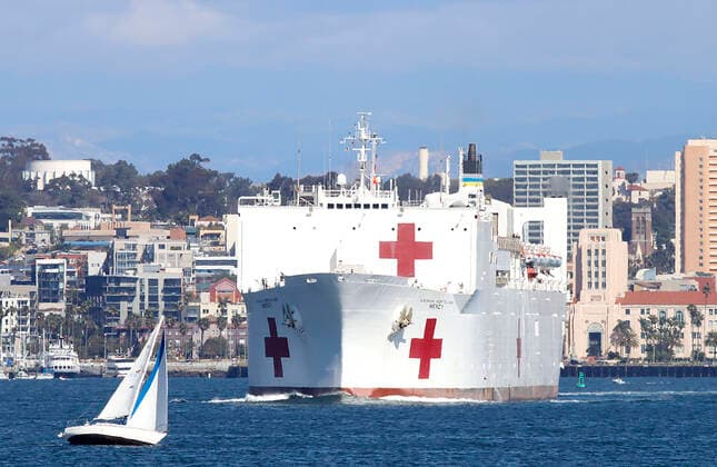 Bilder des Jahres 2020, News 03 März News Themen der Woche KW13 News Bilder des Tages March 23, 2020, San Diego, CA, USA: San Diego-based Navy hospital ship USNS Mercy leaves San Diego Bay on its way to Los Angeles where it will provide overflow support for non-coronavirus patients amid the area s surge of coronavirus patients. San Diego USA - ZUMAga3_ 20200323_zap_ga3_003 Copyright: xJohnxGastaldox