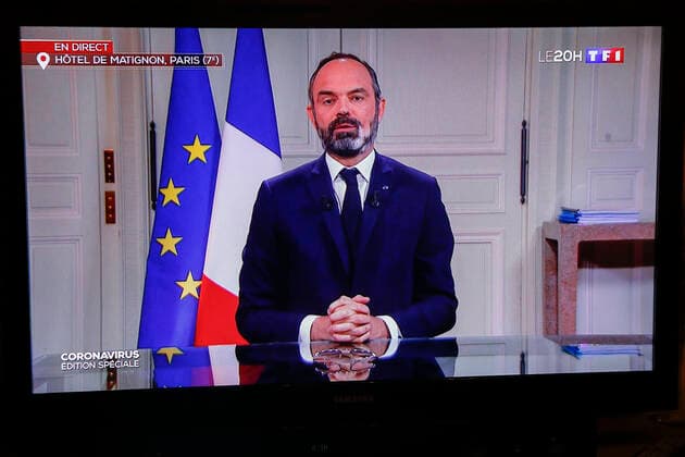 Capture d ecran et illustration famille regardant l annonce du Premier Ministre Edouard Philippe de la fermeture des marches NEWS : Annonce du renforcement du confinement par le Premier Ministre a la tele - TF1 - 23 03 2020 GwendolineLeGoff Panoramic 