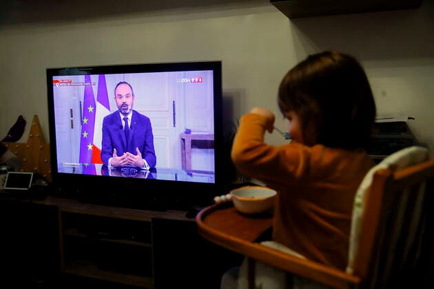 Capture d ecran et illustration famille regardant l annonce du Premier Ministre Edouard Philippe de la fermeture des marches NEWS : Annonce du renforcement du confinement par le Premier Ministre a la tele - TF1 - 23 03 2020 GwendolineLeGoff Panoramic 