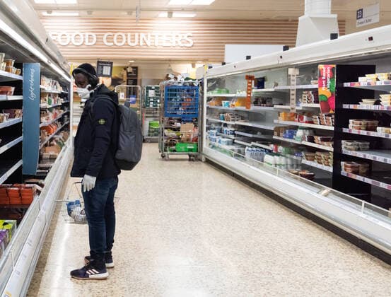 . 23 03 2020. London, United Kingdom. Coronavirus crisis. Late minute shoppers seen at Tesco Extra at Surrey Quays Shopping Centre, after the Prime Minister announcement of the lockdown. Prime Minister Boris Johnson addressed a speech to the Nation this evening, announcing more serious measures to battle the coronavirus. Confinement is imposed starting at midnight.  xGustavoxValientex xi-Imagesx IIM-20947-0008