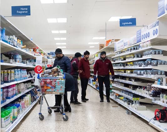 . 23 03 2020. London, United Kingdom. Coronavirus crisis. Late minute shoppers seen at Tesco Extra at Surrey Quays Shopping Centre, after the Prime Minister announcement of the lockdown. Prime Minister Boris Johnson addressed a speech to the Nation this evening, announcing more serious measures to battle the coronavirus. Confinement is imposed starting at midnight.  xGustavoxValientex xi-Imagesx IIM-20947-0010