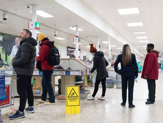 . 23 03 2020. London, United Kingdom. Coronavirus crisis. Late minute shoppers seen at Tesco Extra at Surrey Quays Shopping Centre, after the Prime Minister announcement of the lockdown. Prime Minister Boris Johnson addressed a speech to the Nation this evening, announcing more serious measures to battle the coronavirus. Confinement is imposed starting at midnight.  xGustavoxValientex xi-Imagesx IIM-20947-0011