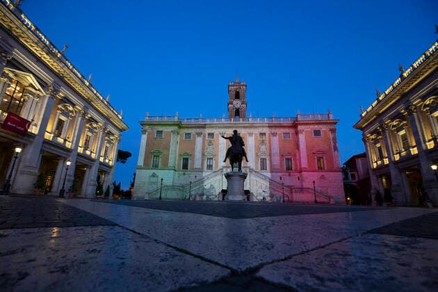 Italy: Rome sites during the Coronavirus outbreak A view of Piazza Del Campidoglio in Rome with the main building illuminated with the colors of the Italian flag during the 14th day of lockdown imposed nationwide by the Italian government that tries to tackle the coronavirus outbreak. Every movements in the citiies are restricted, and streets usually filled with life and traffic are almost empty Roma Italy Italy Copyright: GiuseppexFama