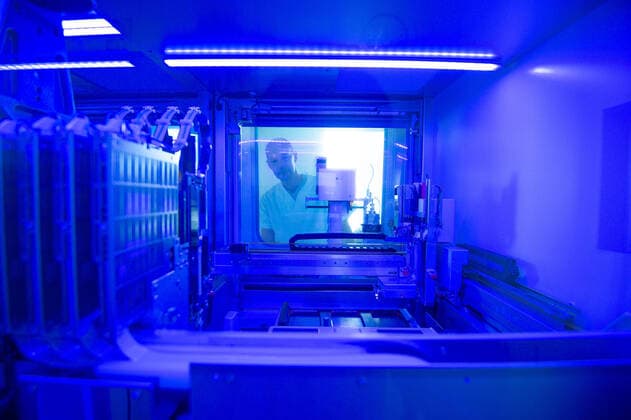 Coronavirus-COVID-19 Blutzentrale Stuttgart im Klinikum. Blutproben werden in einem Roboter auf das Corona Virus getestet. Mit Hilfe des automatisierten Prozesses werden mehr Proben zur selben Zeit analysiert. Im Bild Dr. Beate Luz. Stuttgart Mitte Baden-Württemberg Deutschland Copyright: xLeif-HendrikxPiechowskix