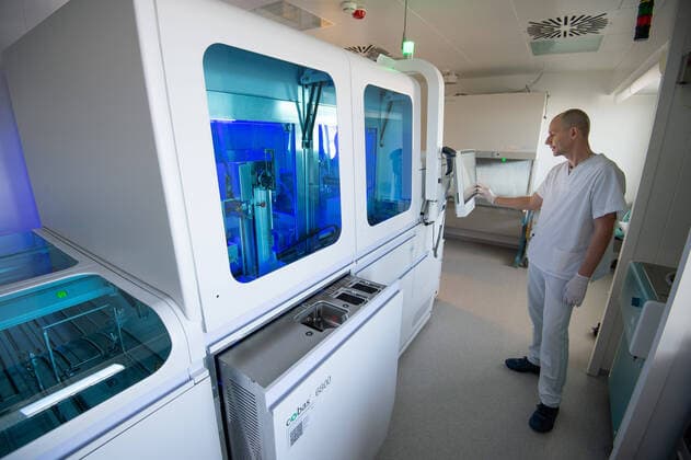 Coronavirus-COVID-19 Blutzentrale Stuttgart im Klinikum. Blutproben werden in einem Roboter auf das Corona Virus getestet. Mit Hilfe des automatisierten Prozesses werden mehr Proben zur selben Zeit analysiert. Im Bild Dr. Beate Luz. Stuttgart Mitte Baden-Württemberg Deutschland Copyright: xLeif-HendrikxPiechowskix