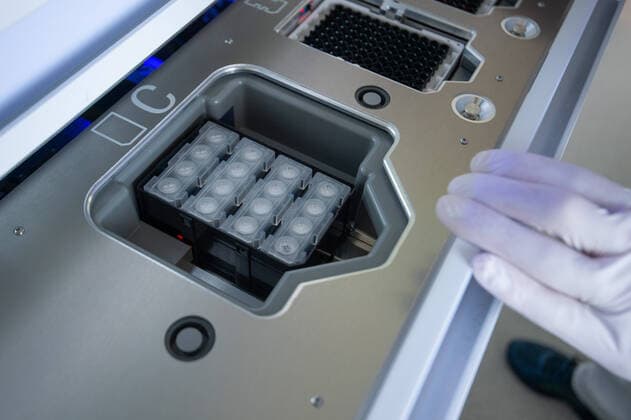 Coronavirus-COVID-19 Blutzentrale Stuttgart im Klinikum. Blutproben werden in einem Roboter auf das Corona Virus getestet. Mit Hilfe des automatisierten Prozesses werden mehr Proben zur selben Zeit analysiert. Im Bild Dr. Beate Luz. Stuttgart Mitte Baden-Württemberg Deutschland Copyright: xLeif-HendrikxPiechowskix