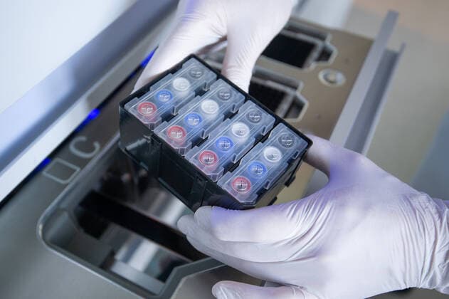 Coronavirus-COVID-19 Blutzentrale Stuttgart im Klinikum. Blutproben werden in einem Roboter auf das Corona Virus getestet. Mit Hilfe des automatisierten Prozesses werden mehr Proben zur selben Zeit analysiert. Im Bild Dr. Beate Luz. Stuttgart Mitte Baden-Württemberg Deutschland Copyright: xLeif-HendrikxPiechowskix