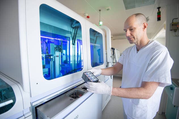 Coronavirus-COVID-19 Blutzentrale Stuttgart im Klinikum. Blutproben werden in einem Roboter auf das Corona Virus getestet. Mit Hilfe des automatisierten Prozesses werden mehr Proben zur selben Zeit analysiert. Im Bild Dr. Beate Luz. Stuttgart Mitte Baden-Württemberg Deutschland Copyright: xLeif-HendrikxPiechowskix