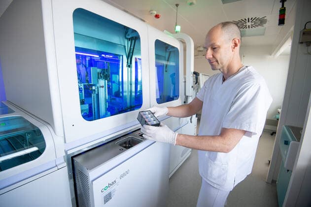 Coronavirus-COVID-19 Blutzentrale Stuttgart im Klinikum. Blutproben werden in einem Roboter auf das Corona Virus getestet. Mit Hilfe des automatisierten Prozesses werden mehr Proben zur selben Zeit analysiert. Im Bild Dr. Beate Luz. Stuttgart Mitte Baden-Württemberg Deutschland Copyright: xLeif-HendrikxPiechowskix