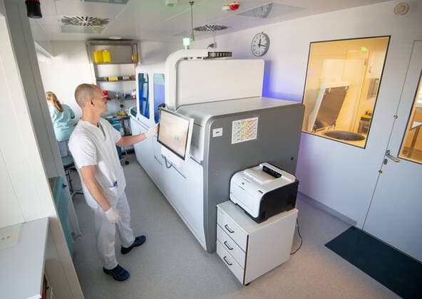 News Bilder des Tages Coronavirus-COVID-19 Blutzentrale Stuttgart im Klinikum. Blutproben werden in einem Roboter auf das Corona Virus getestet. Mit Hilfe des automatisierten Prozesses werden mehr Proben zur selben Zeit analysiert. Im Bild Dr. Beate Luz. Stuttgart Mitte Baden-Württemberg Deutschland Copyright: xLeif-HendrikxPiechowskix