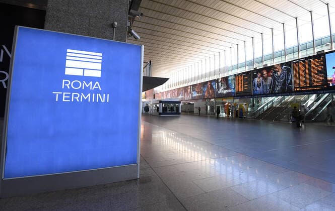 (200323) -- ROME, March 23, 2020 (Xinhua) -- Few people are seen at Roma Termini railway station in Rome, Italy, on March 23, 2020. The COVID-19 pandemic had claimed 6,077 lives in locked down Italy by Monday, with the cumulative number of confirmed cases reaching 63,927, according to new figures released by the Civil Protection Department. (Photo by Augusto Casasoli Xinhua) ITALY-ROME-COVID-19-CASES 