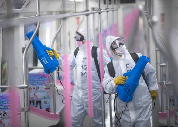 Bilder des Jahres 2020, News 03 März News Themen der Woche KW13 News Bilder des Tages (200324) -- WUHAN, March 24, 2020 -- Staff conduct disinfection on a subway train in Wuhan, central China s Hubei Province, March 23, 2020. The public need to go through real-name registration for taking public transportation or taxis in Wuhan, capital of central China s Hubei Province, authorities said Sunday. ) CHINA-HUBEI-WUHAN-PUBLIC TRANSPORTATION SYSTEM-PREPARATION-OPERATION RESTORATION (CN) XiaoxYijiu 