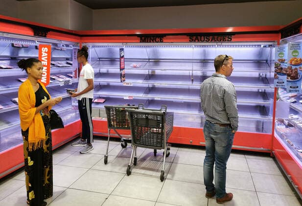 News Bilder des Tages (200324) -- JOHANNESBURG, March 24, 2020 -- People shop in a supermarket in Johannesburg, South Africa, March 23, 2020. As cases of COVID-19 passed the 400 mark on Monday, South African President Cyril Ramaphosa said a countrywide lockdown would be implemented on Thursday. The 21-day lockdown would last until April 16, the president announced in Pretoria. ) SOUTH AFRICA-JOHANNESBURG-COVID-19 ChenxCheng 