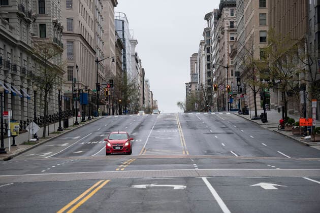 News Bilder des Tages (200324) -- WASHINGTON D.C., March 24, 2020 (Xinhua) -- Photo taken on March 23, 2020 shows a nearly empty street in Washington D.C., the United States. U.S. Vice President Mike Pence said on Monday that 313,000 coronavirus tests have been completed in the United States, and more than 41,000 tests were positive. (Xinhua Liu Jie) U.S.-WASHINGTON D.C.-COVID-19-CONFIRMED CASES 