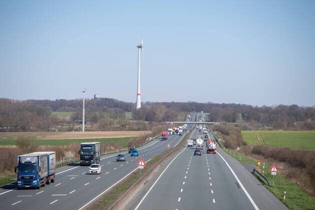 Der Verkehr hat sich nach den Einschraenkungen vom Sonntag auf der Autobahn A2 reduziert, Feature, allgemein, Randmotiv, Autobahn A2, am 23.03.2020 bei Beckum Deutschland.