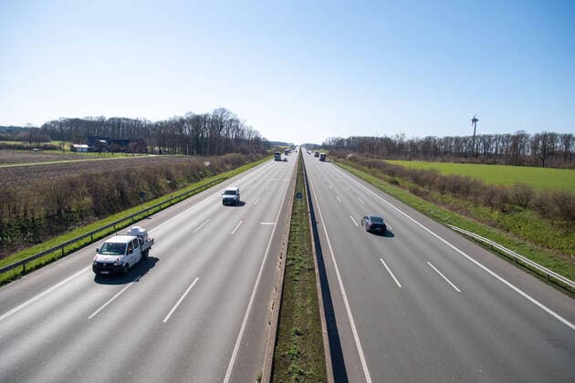Der Verkehr hat sich nach den Einschraenkungen vom Sonntag auf der Autobahn A2 reduziert, Feature, allgemein, Randmotiv, Autobahn A2, am 23.03.2020 bei Beckum Deutschland.