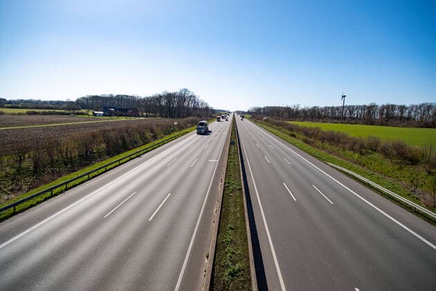 Der Verkehr hat sich nach den Einschraenkungen vom Sonntag auf der Autobahn A2 reduziert, Feature, allgemein, Randmotiv, Autobahn A2, am 23.03.2020 bei Beckum Deutschland.