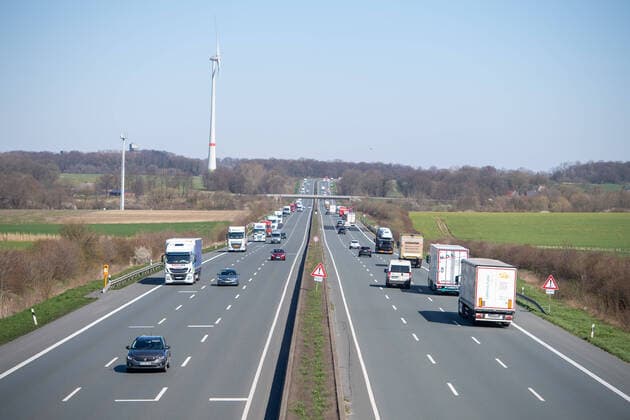 Der Verkehr hat sich nach den Einschraenkungen vom Sonntag auf der Autobahn A2 reduziert, Feature, allgemein, Randmotiv, Autobahn A2, am 23.03.2020 bei Beckum Deutschland.