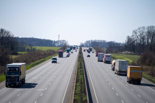 Der Verkehr hat sich nach den Einschraenkungen vom Sonntag auf der Autobahn A2 reduziert, Feature, allgemein, Randmotiv, Autobahn A2, am 23.03.2020 bei Beckum Deutschland.