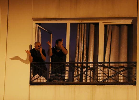 News Bilder des Tages (200324) -- PARIS, March 24, 2020 (Xinhua) -- Residents applaud to pay tribute to medical staff in Paris, France, March 23, 2020. As of Monday, France has detected 19,856 cases of coronavirus infection, and 860 people had died from COVID-19, French Health Minister Olivier Veran announced at a daily update. In the last 24 hours, 3,176 more people were diagnosed with the virus, which claimed 186 new lives. (Xinhua Gao Jing) FRANCE-PARIS-CORONAVIRUS-TRIBUTE TO MEDICAL STAFF 