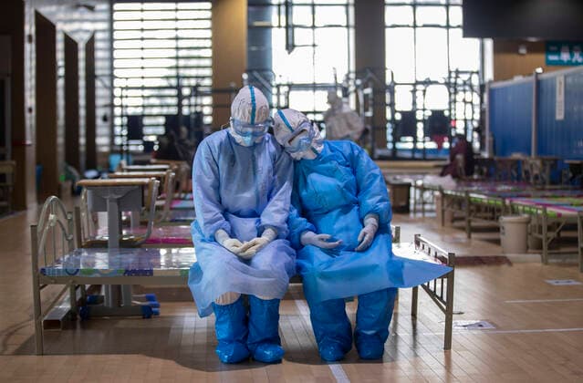 News Bilder des Tages (200324) -- BEIJING, March 24, 2020 -- Two medical staff members from northwest China s Qinghai Province take a rest before leaving the Wuchang temporary hospital in Wuhan, central China s Hubei Province, March 10, 2020. ) Xinhua Headlines: Wuhan provides hope in fight against COVID-19 FeixMaohua 