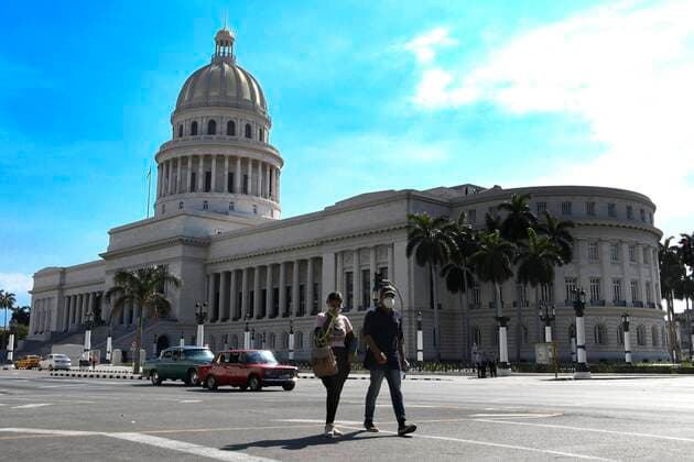 (200324) -- HAVANA, March 24, 2020 (Xinhua) -- People wearing masks are seen on a street in Havana, Cuba, March 23, 2020. Cuban President Miguel Diaz Canel on Monday urged state institutions, private sectors and people to increase control and discipline in an effort to contain the COVID-19 outbreak. (Photo by Joaquin Hernandez Xinhua) CUBA-HAVANA-COVID-19 