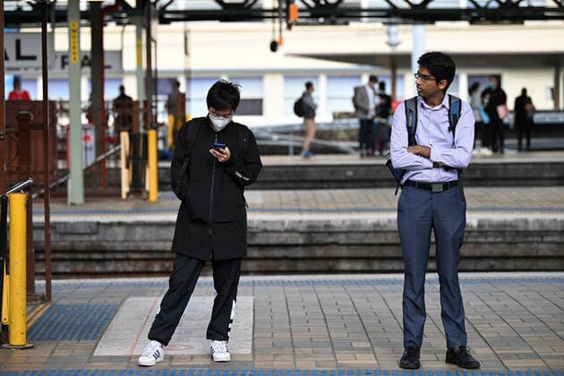 AUSTRALIA CORONAVIRUS COVID-19, Rail passengers wait on a platform during peak hour at Central Station in Sydney, Tuesday, March 24, 2020. A shutdown of non-essential services is in effect Australia wide in a bid to slow the spread of the coronavirus (COVID-19) disease, with the state of NSW recording 818 positive tested cases. ( NO ARCHIVING, EDITORIAL USE ONLY, NO USE IN BOOKS WITHOUT CONSENT SYDNEY NSW AUSTRALIA  Copyright: xJOELxCARRETTx 20200324001459068462