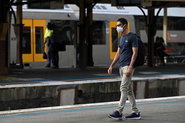 AUSTRALIA CORONAVIRUS COVID-19, Rail passengers wait on a platform during peak hour at Redfern Station in Sydney, Tuesday, March 24, 2020. A shutdown of non-essential services is in effect Australia wide in a bid to slow the spread of the coronavirus (COVID-19) disease, with the state of NSW recording 818 positive tested cases. ( NO ARCHIVING, EDITORIAL USE ONLY, NO USE IN BOOKS WITHOUT CONSENT SYDNEY NSW AUSTRALIA  Copyright: xJOELxCARRETTx 20200324001459069373