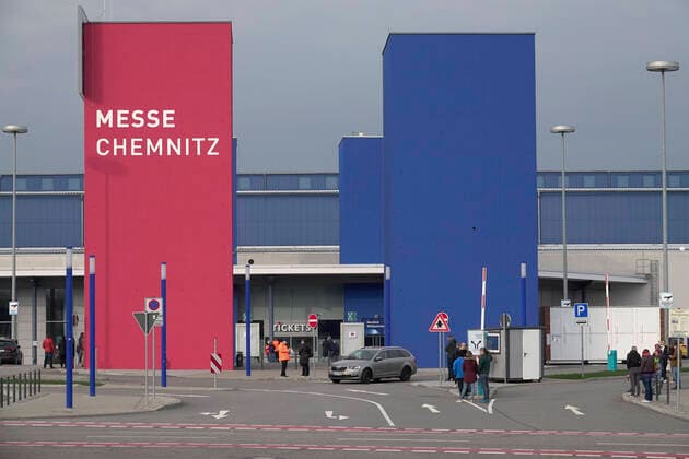 Corona_Ambulanz_arbeitet 17.03.2020, Chemnitz, Messeplatz 1, die Corona Anbulanz in der Messe Chemnitz, beginnt zu arbeiten, seit 8 Uhr stehen dutzende Menschen an den Aufnahmepunkten , sich untersuchen zu lassen. Chemnitz Sachsen BRD