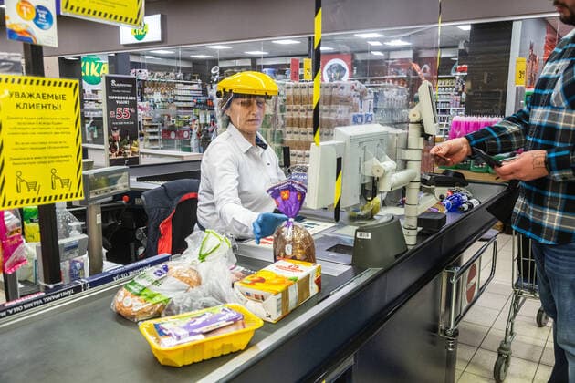 Tallinn, 23.03.2020 Maxima ehitas kassiiridele turvaseinad. Maxima are putting up plexiglass shields to protect cashiers and customers from possibly infecting each other with the novel coronavirus. coronavirus pandemic, Emergency situation vs. state of emergency. Foto: Konstantin Sednev Postimees Grupp Tallinn Harjumaa Estonia  Copyright: xKonstantinxSednevx