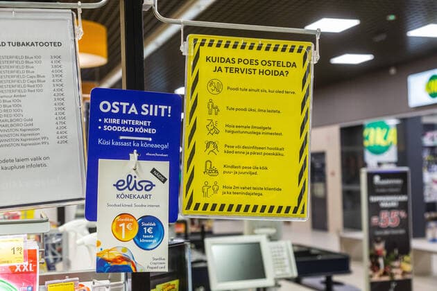 Tallinn, 23.03.2020 Maxima ehitas kassiiridele turvaseinad. Maxima are putting up plexiglass shields to protect cashiers and customers from possibly infecting each other with the novel coronavirus. coronavirus pandemic, Emergency situation vs. state of emergency. Foto: Konstantin Sednev Postimees Grupp Tallinn Harjumaa Estonia  Copyright: xKonstantinxSednevx