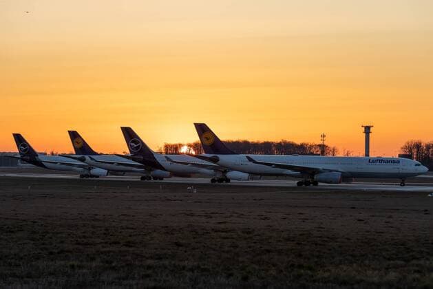 Frankfurt am Main, Nordwest Landebahn, 24.03.2020, Geparkte Lufthansa Maschinen auf der Nordwest Landebahn, Eine Flugbahn als Parkplatz für die Lufthansa Maschinen auf der Nordwest Landebahn. Frankfurt am Main Nordwest Landebahn Hessen Deutschland