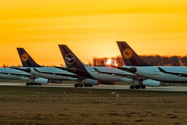 Frankfurt am Main, Nordwest Landebahn, 24.03.2020, Geparkte Lufthansa Maschinen auf der Nordwest Landebahn, Eine Flugbahn als Parkplatz für die Lufthansa Maschinen auf der Nordwest Landebahn. Frankfurt am Main Nordwest Landebahn Hessen Deutschland