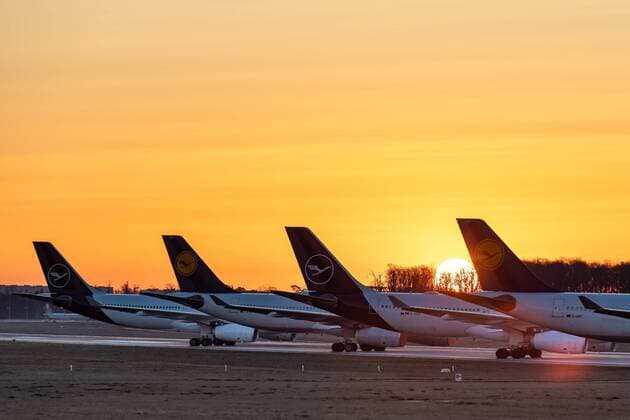 Frankfurt am Main, Nordwest Landebahn, 24.03.2020, Geparkte Lufthansa Maschinen auf der Nordwest Landebahn, Eine Flugbahn als Parkplatz für die Lufthansa Maschinen auf der Nordwest Landebahn. Frankfurt am Main Nordwest Landebahn Hessen Deutschland