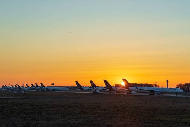 Frankfurt am Main, Nordwest Landebahn, 24.03.2020, Geparkte Lufthansa Maschinen auf der Nordwest Landebahn, Eine Flugbahn als Parkplatz für die Lufthansa Maschinen auf der Nordwest Landebahn. Frankfurt am Main Nordwest Landebahn Hessen Deutschland
