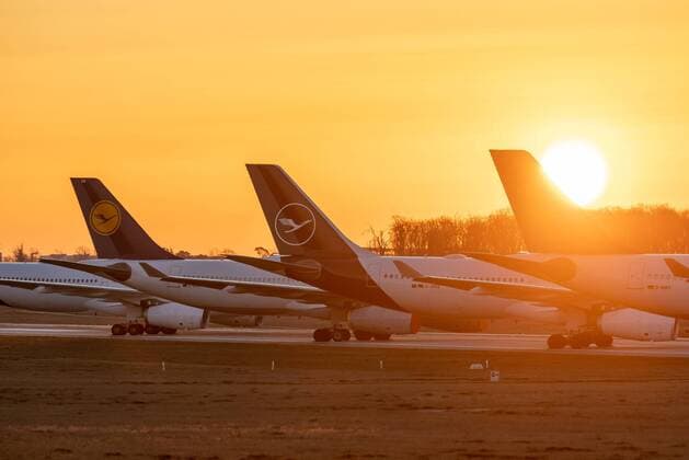 Frankfurt am Main, Nordwest Landebahn, 24.03.2020, Geparkte Lufthansa Maschinen auf der Nordwest Landebahn, Eine Flugbahn als Parkplatz für die Lufthansa Maschinen auf der Nordwest Landebahn. Frankfurt am Main Nordwest Landebahn Hessen Deutschland