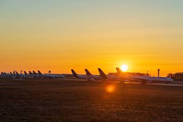 Frankfurt am Main, Nordwest Landebahn, 24.03.2020, Geparkte Lufthansa Maschinen auf der Nordwest Landebahn, Eine Flugbahn als Parkplatz für die Lufthansa Maschinen auf der Nordwest Landebahn. Frankfurt am Main Nordwest Landebahn Hessen Deutschland