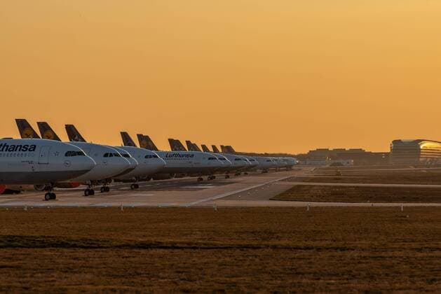Frankfurt am Main, Nordwest Landebahn, 24.03.2020, Geparkte Lufthansa Maschinen auf der Nordwest Landebahn, Eine Flugbahn als Parkplatz für die Lufthansa Maschinen auf der Nordwest Landebahn. Frankfurt am Main Nordwest Landebahn Hessen Deutschland