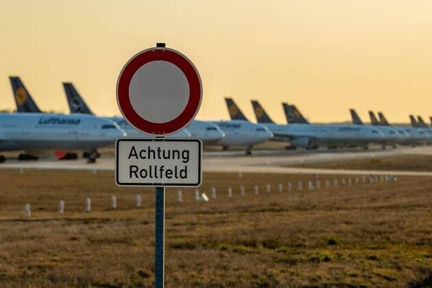 Frankfurt am Main, Nordwest Landebahn, 24.03.2020, Geparkte Lufthansa Maschinen auf der Nordwest Landebahn, Eine Flugbahn als Parkplatz für die Lufthansa Maschinen auf der Nordwest Landebahn. Frankfurt am Main Nordwest Landebahn Hessen Deutschland