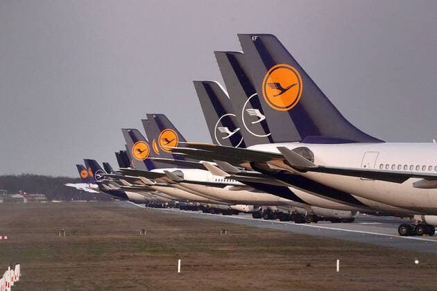 Corona-Virus 23.03.2020, Flughafen, Frankfurt, Corona-Virus , im Bild Geparkte Lufthansa Maschinen auf der Nordwest Landebahn, Eine Flugbahn als Parkplatz für die Lufthansa Maschinen auf der Nordwest Landebahn Frankfurt am Main.