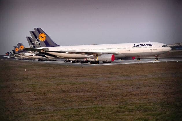 Corona-Virus 23.03.2020, Flughafen, Frankfurt, Corona-Virus , im Bild Geparkte Lufthansa Maschinen auf der Nordwest Landebahn, Eine Flugbahn als Parkplatz für die Lufthansa Maschinen auf der Nordwest Landebahn Frankfurt am Main.