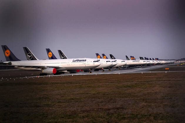 Corona-Virus 23.03.2020, Flughafen, Frankfurt, Corona-Virus , im Bild Geparkte Lufthansa Maschinen auf der Nordwest Landebahn, Eine Flugbahn als Parkplatz für die Lufthansa Maschinen auf der Nordwest Landebahn Frankfurt am Main.