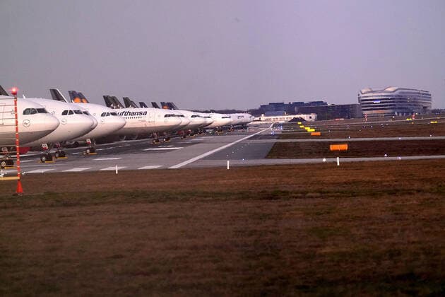 Corona-Virus 23.03.2020, Flughafen, Frankfurt, Corona-Virus , im Bild Geparkte Lufthansa Maschinen auf der Nordwest Landebahn, Eine Flugbahn als Parkplatz für die Lufthansa Maschinen auf der Nordwest Landebahn Frankfurt am Main.