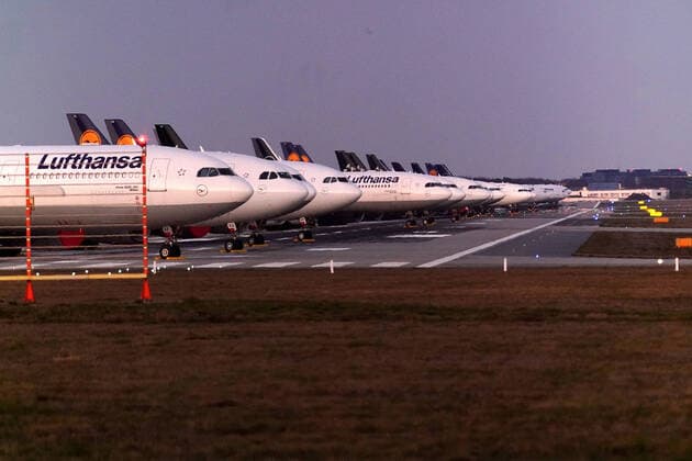 Corona-Virus 23.03.2020, Flughafen, Frankfurt, Corona-Virus , im Bild Geparkte Lufthansa Maschinen auf der Nordwest Landebahn, Eine Flugbahn als Parkplatz für die Lufthansa Maschinen auf der Nordwest Landebahn Frankfurt am Main.