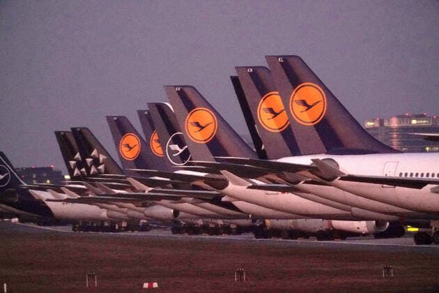 Corona-Virus 23.03.2020, Flughafen, Frankfurt, Corona-Virus , im Bild Geparkte Lufthansa Maschinen auf der Nordwest Landebahn, Eine Flugbahn als Parkplatz für die Lufthansa Maschinen auf der Nordwest Landebahn Frankfurt am Main.