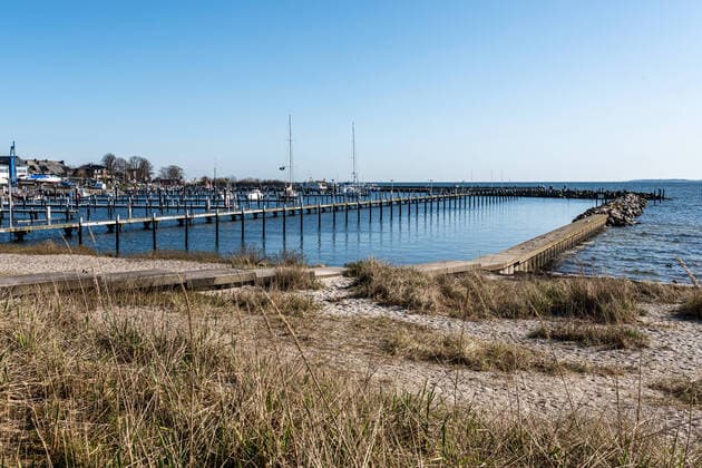 Kieler Bucht Strande - Bei herrlichem Frühlingswetter im März fast menschenleere Uferpromenaden, die Bevölkerung hält sich weitgehend an die Vorgaben der Regierung Strande Schleswig-Holstein Deutschland